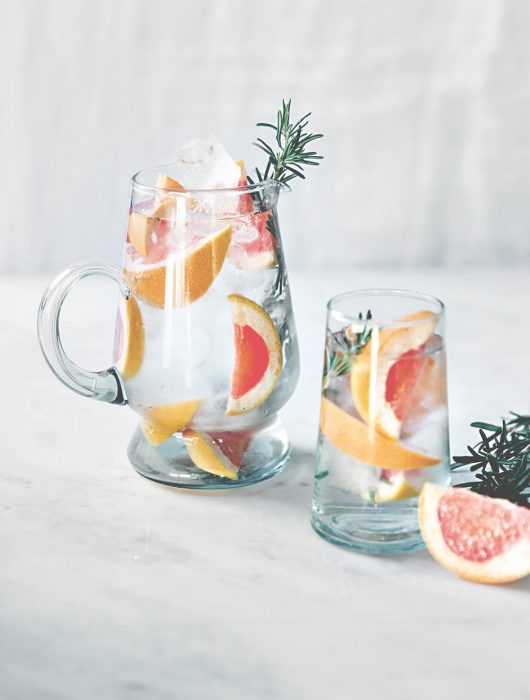 Waterdrankje met roze grapefruit en rozemarijn