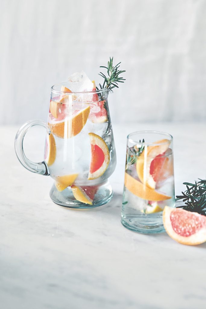 Waterdrankje recept met roze grapefruit en rozemarijn